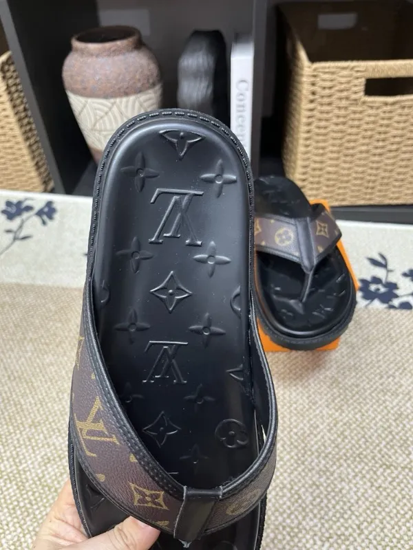 P270🏆Louis Vuitton 🏆[Louis Vuitton] Spring/Summer 2025 [Men's Flip Flops] 🎯🎯As an active family in the fashion industry ⭐ Lv is characterized by bold innovation ⚡Create this casual business style for Chinese fashionable men ✨The fabric is made of imported high-grade cowhide 🔥 Clean and neat ⚡Fashionable and elegant🌹Breathable, sweat-absorbent and deodorant👈So luxurious, high-end and domineering. 👍Must be sold if you repost the picture. Number of yards: 38--46. Color: 🎉 For large quantities. Welcome to repost.
